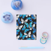 青い蝶の形をした濃いシームレスパターン チラシ (シングル)