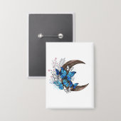 青い蝶の木製三日月 缶バッジ (正面/裏面)