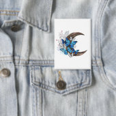 青い蝶の木製三日月 缶バッジ (インサイチュ)