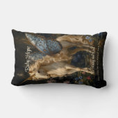 青い蝶の翼を持つ白いユニコーンのベビーコーナー ランバークッション (裏面)