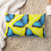 青い蝶の黄色の背景 ランバークッション (ブランケット)