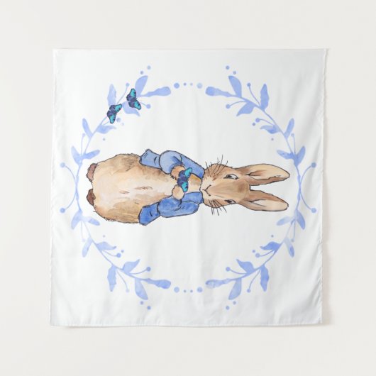 青い蝶を抱えているウサギのピーター タペストリー (正面(横))