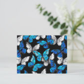 青い蝶モルフォとダークシームレスパターン インビテーションポストカード (スタンド正面)