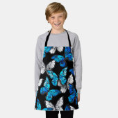 青い蝶モルフォとダークシームレスパターン エプロン (着用した状態)