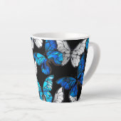 青い蝶モルフォとダークシームレスパターン カフェラテマグ (右アングル)