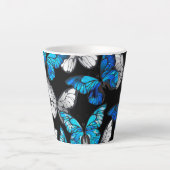 青い蝶モルフォとダークシームレスパターン カフェラテマグ (正面)