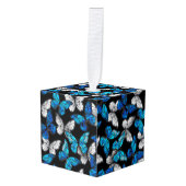 青い蝶モルフォとダークシームレスパターン キューブオーナメント (正面アングル)