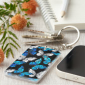 青い蝶モルフォとダークシームレスパターン キーホルダー (正面右)