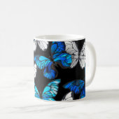 青い蝶モルフォとダークシームレスパターン コーヒーマグカップ (正面右)