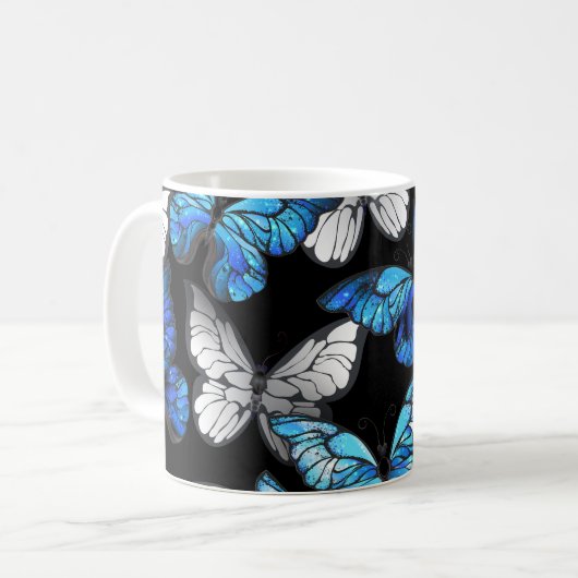 青い蝶モルフォとダークシームレスパターン コーヒーマグカップ (正面左)