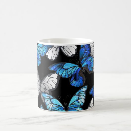 青い蝶モルフォとダークシームレスパターン コーヒーマグカップ (中央)