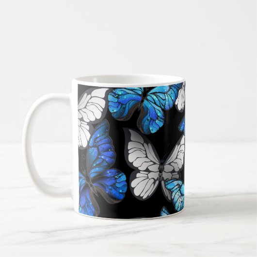 青い蝶モルフォとダークシームレスパターン コーヒーマグカップ (左)