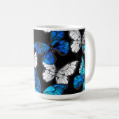 青い蝶モルフォとダークシームレスパターン コーヒーマグカップ (正面右)