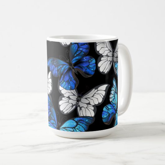 青い蝶モルフォとダークシームレスパターン コーヒーマグカップ (正面右)
