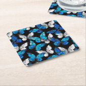 青い蝶モルフォとダークシームレスパターン スクエアペーパーコースター (アングル)
