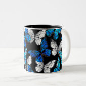 青い蝶モルフォとダークシームレスパターン ツートーンマグカップ (正面右)