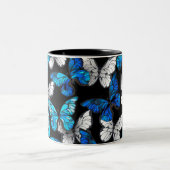 青い蝶モルフォとダークシームレスパターン ツートーンマグカップ (中央)