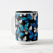 青い蝶モルフォとダークシームレスパターン ツートーンマグカップ (正面左)