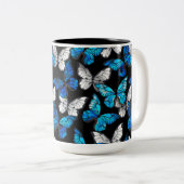 青い蝶モルフォとダークシームレスパターン ツートーンマグカップ (正面右)