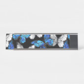 青い蝶モルフォとダークシームレスパターン デスクネームプレート (正面)