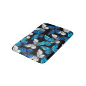 青い蝶モルフォとダークシームレスパターン バスマット (アングル)