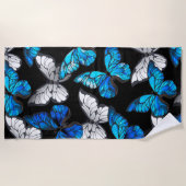 青い蝶モルフォとダークシームレスパターン ビーチタオル (正面)