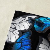 青い蝶モルフォとダークシームレスパターン ビーチタオル (インサイチュ)