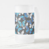 青い蝶モルフォとダークシームレスパターン フロストグラスビールジョッキ (正面右)