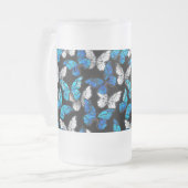 青い蝶モルフォとダークシームレスパターン フロストグラスビールジョッキ (正面左)