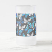 青い蝶モルフォとダークシームレスパターン フロストグラスビールジョッキ (中央)