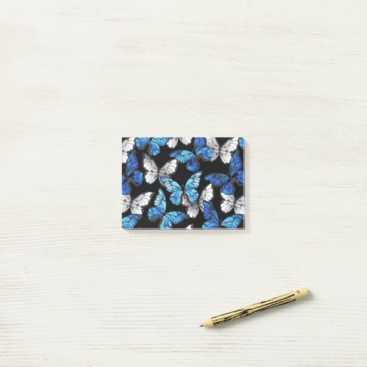 青い蝶モルフォとダークシームレスパターン ポストイット (デスク上)