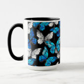 青い蝶モルフォとダークシームレスパターン マグカップ (左)