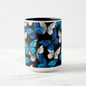 青い蝶モルフォとダークシームレスパターン マグカップ (中央)