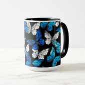 青い蝶モルフォとダークシームレスパターン マグカップ (正面右)