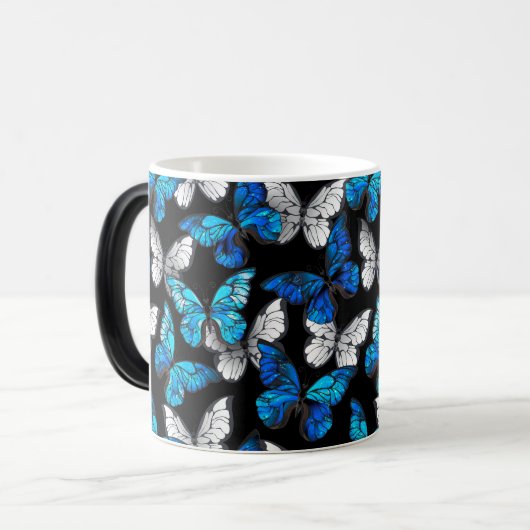 青い蝶モルフォとダークシームレスパターン モーフィングマグカップ (正面左)