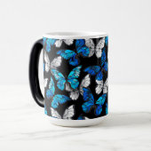 青い蝶モルフォとダークシームレスパターン モーフィングマグカップ (正面左)
