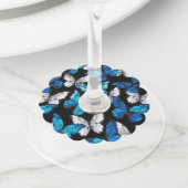 青い蝶モルフォとダークシームレスパターン ワイングラスタグ (クローズアップ)