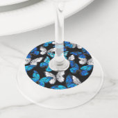 青い蝶モルフォとダークシームレスパターン ワイングラスタグ (クローズアップ)