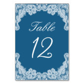 青い表の上の白いレース テーブルナンバー (裏面)