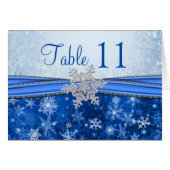 青い表の上の銀のスノーフレーク (正面横)