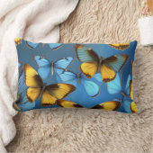青い装飾用クッションと蝶 ランバークッション (ブランケット)