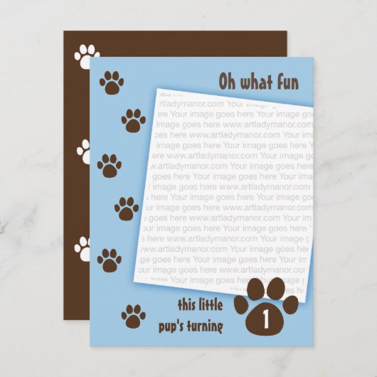 青い誕生日のブラウンの足のプリント 招待状 (正面/裏面)