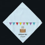 青い誕生日カラフルボーイにバナーを付けたケーキ バンダナ<br><div class="desc">デステイのオリジナル漫画イラストレーションは、4本のキャンドルが付いた茶色のお誕生日ケーキと、ケーキの上にカラフルのバンティングのバナー。背景色はライトブルー。パーソナル化できる読文字領域の一つ： "誕生日少年"、別の上に名前の宇宙がある。</div>