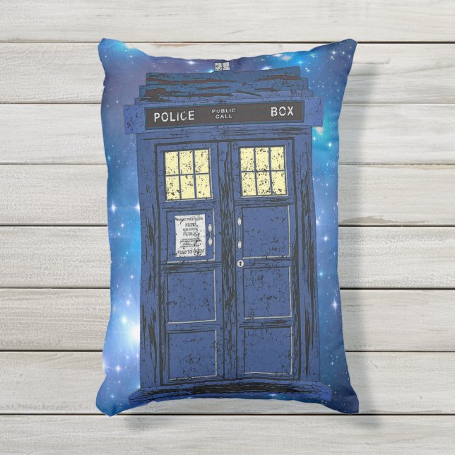 青い警察のパブリックコールボックス – UKタイムトラベル1 アウトドアクッション (正面(縦))
