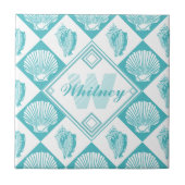 青い貝殻のダイヤモンドの航海のなビーチのモノグラム タイル (正面)