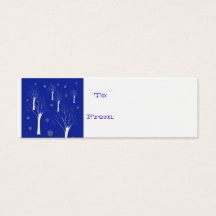 青い贈り物に白い木のラベル