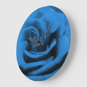 青い赤いバラのクローズアップ、マクロの美しさ。 ラージ壁時計 (傾斜)