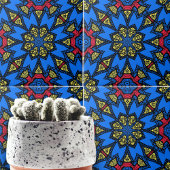 青い赤い黄色のアフリカの民族幾何学模様 タイル