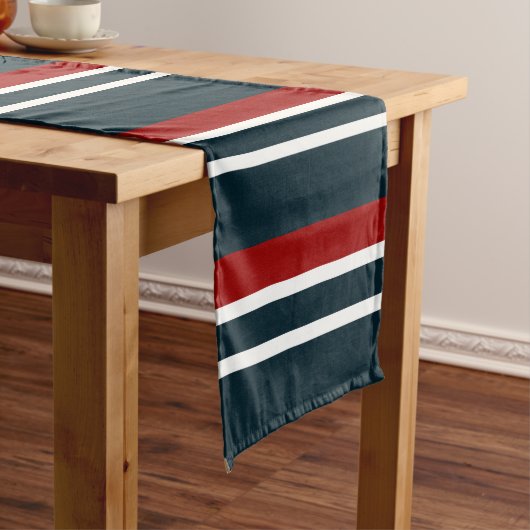 青い赤のユニフォームストライプ ロングテーブルランナー (インサイチュ)