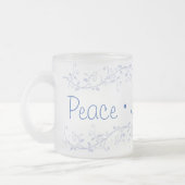 青い輝く平和の喜び愛のクリスマス フロストグラスマグカップ (左)